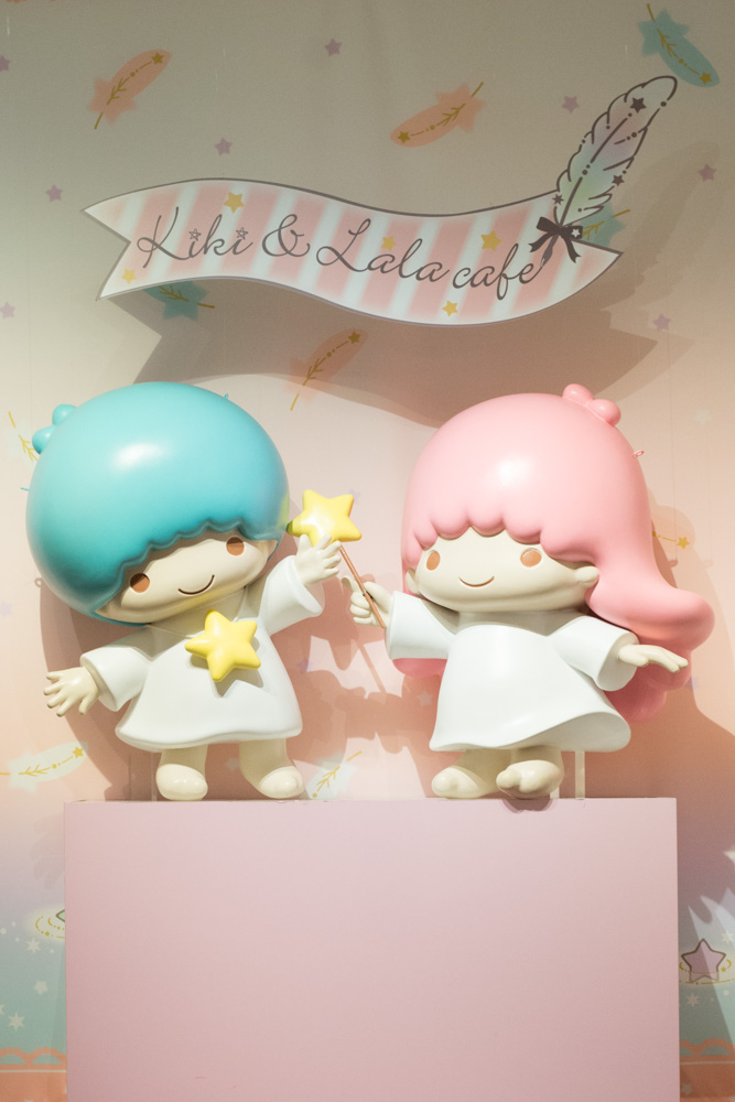 the GUEST cafe Kiki and Lala Little Twin Stars statue